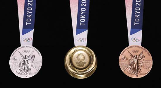 Cette image représente les trois médailles créées pour les Jeux Olympiques au Japon.
